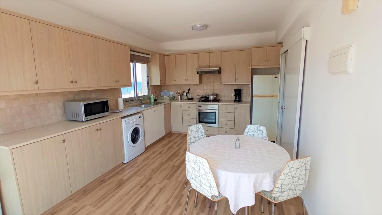 5 Min To The Beach Holiday Shared Apartment Incl Netflix - Private Room In 3 Bdr Apt Larnaca Esterno foto