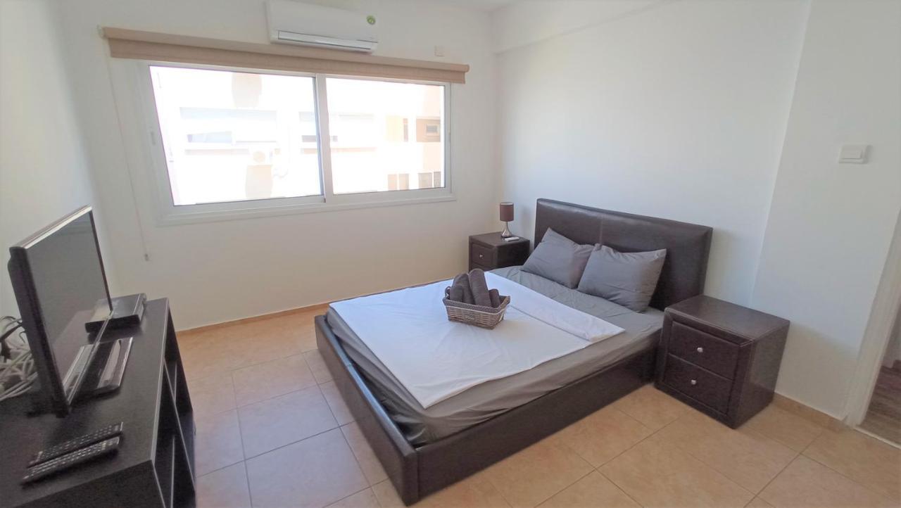 5 Min To The Beach Holiday Shared Apartment Incl Netflix - Private Room In 3 Bdr Apt Larnaca Esterno foto