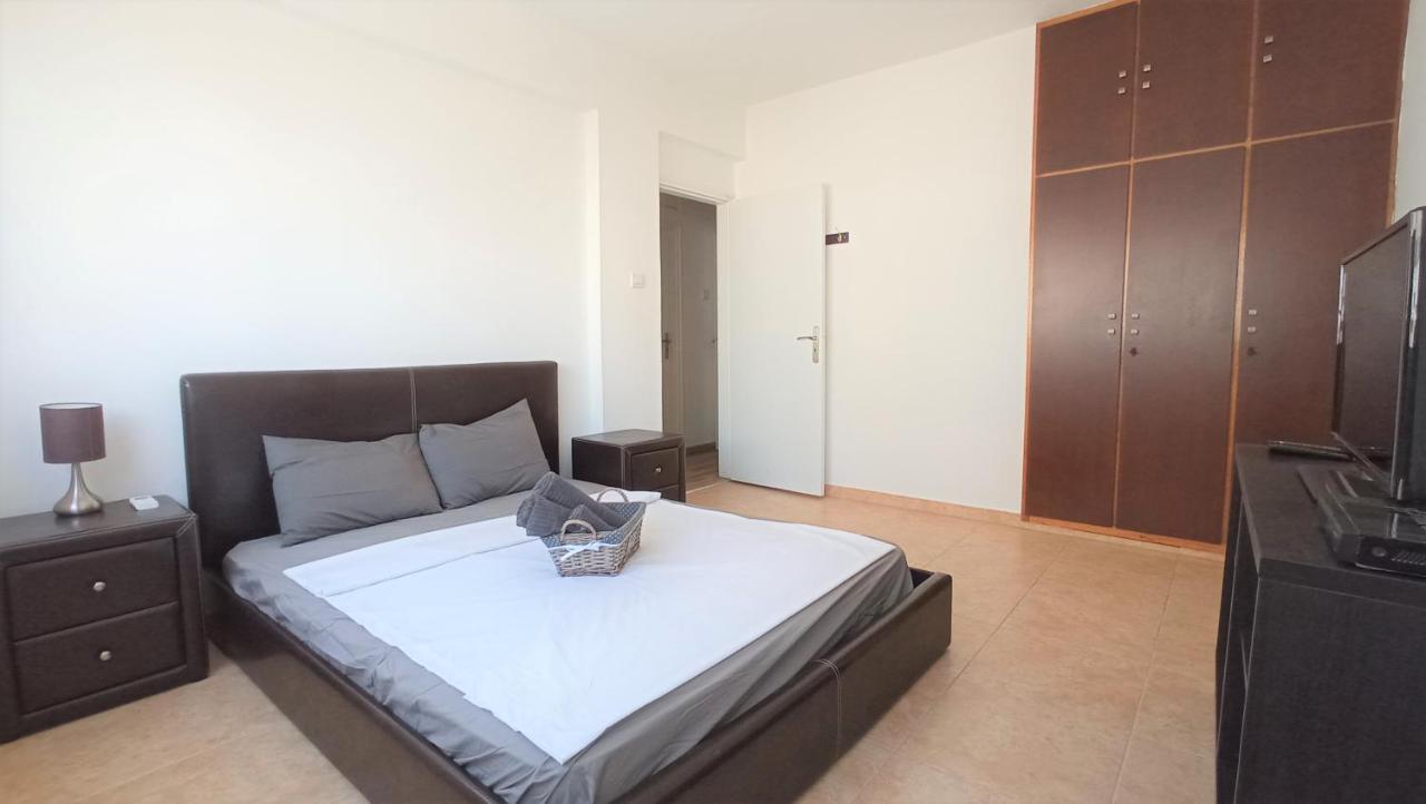 5 Min To The Beach Holiday Shared Apartment Incl Netflix - Private Room In 3 Bdr Apt Larnaca Esterno foto