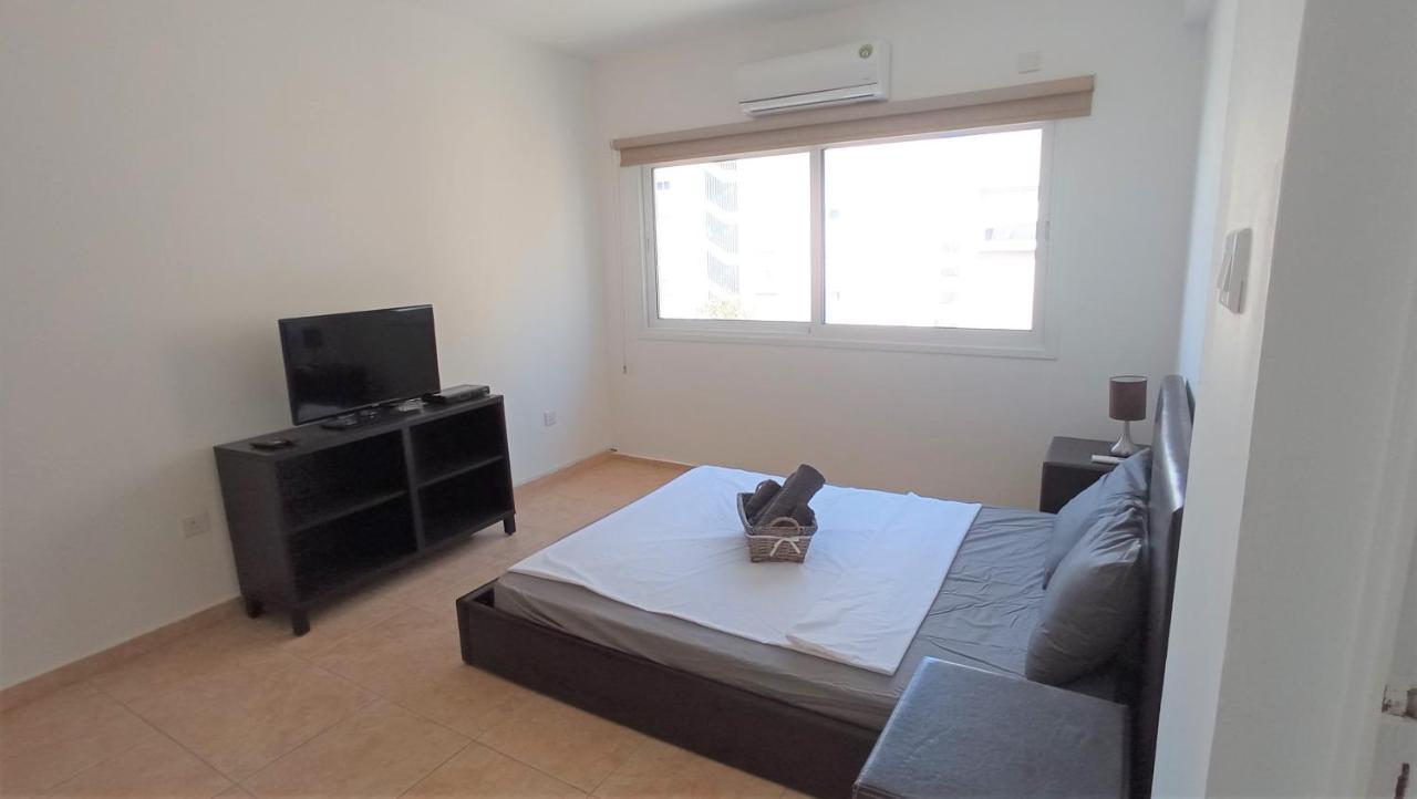 5 Min To The Beach Holiday Shared Apartment Incl Netflix - Private Room In 3 Bdr Apt Larnaca Esterno foto