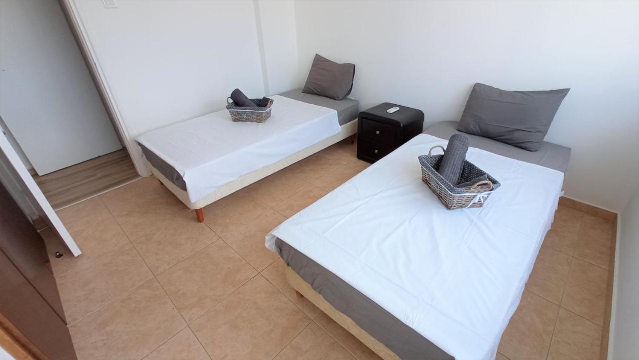 5 Min To The Beach Holiday Shared Apartment Incl Netflix - Private Room In 3 Bdr Apt Larnaca Esterno foto