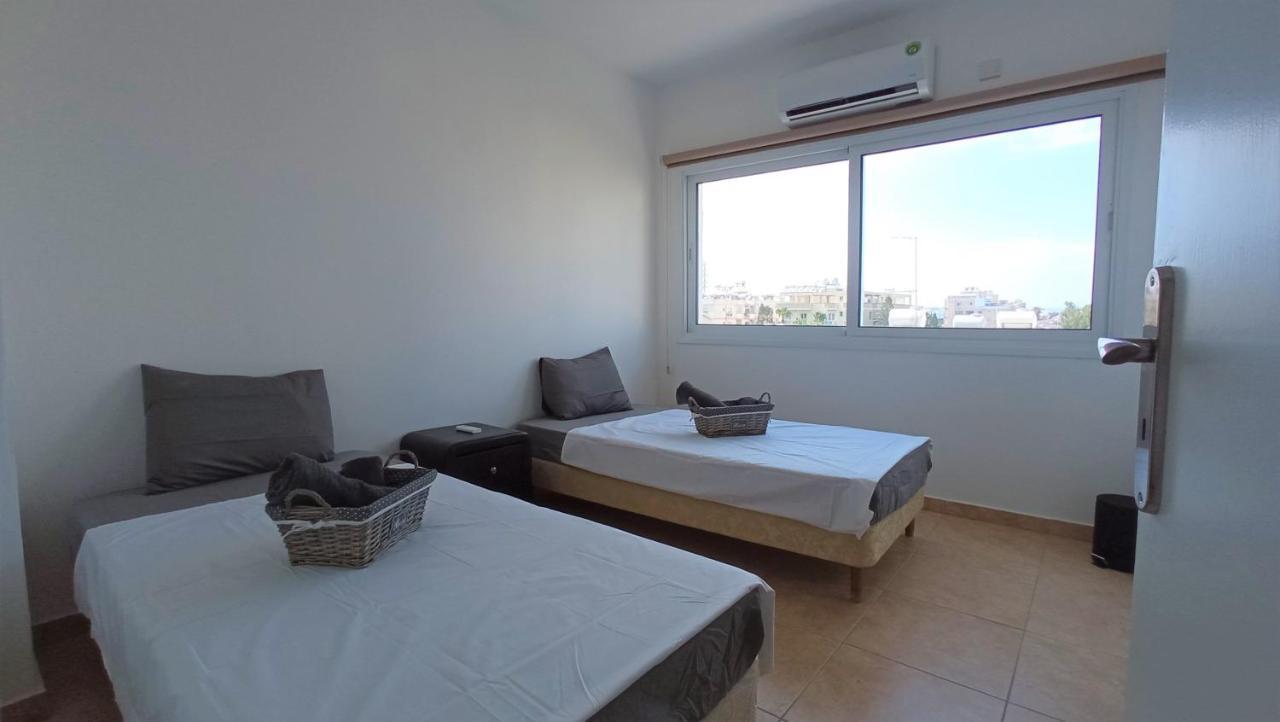 5 Min To The Beach Holiday Shared Apartment Incl Netflix - Private Room In 3 Bdr Apt Larnaca Esterno foto